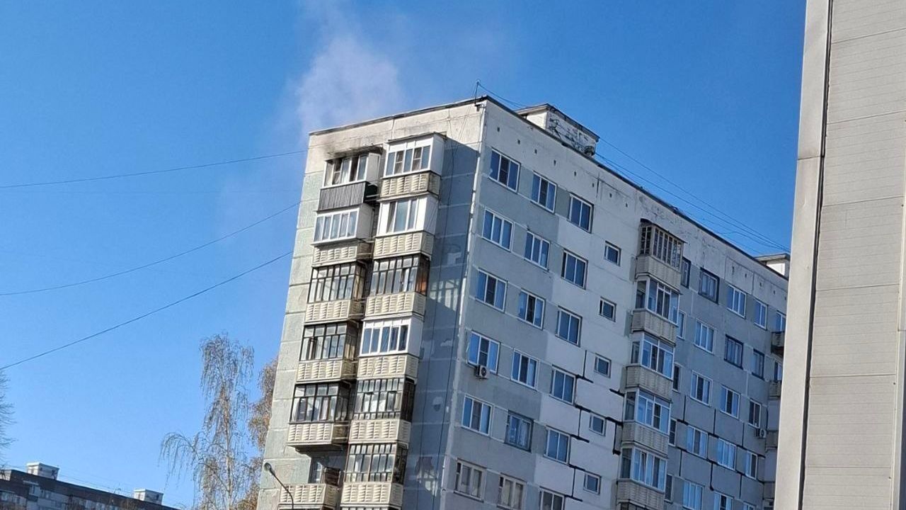 На проспекте Строителей в Пензе горит квартира в многоэтажном доме
