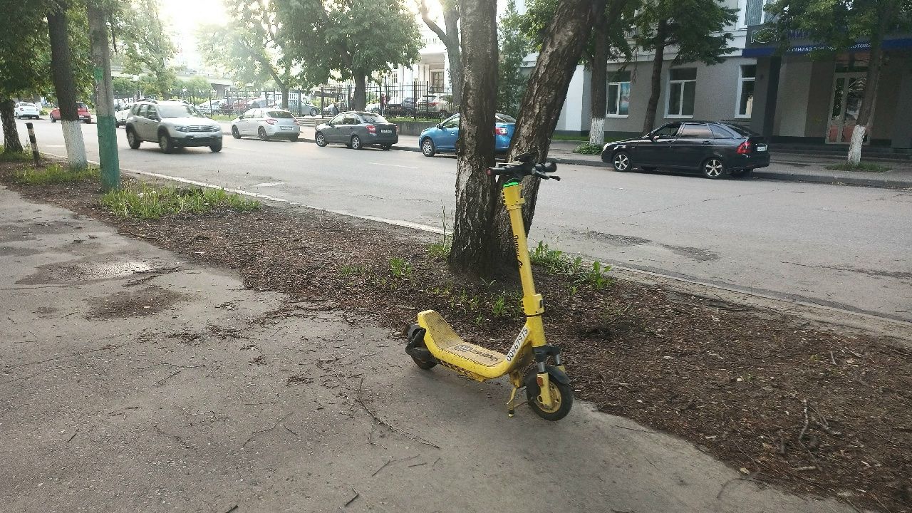 В Пензе мужчина на самокате врезался в бордюр и попал с травмами в больницу
