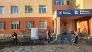 В Каменской районной больнице ремонтируют входную группу