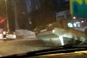 «Машина на крыше лежит». В Пензе на улице 8 Марта перевернулся «ВАЗ»