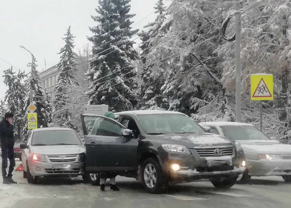 Дорогую иномарку повредили на центральной улице Пензы