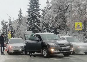 Дорогую иномарку повредили на центральной улице Пензы