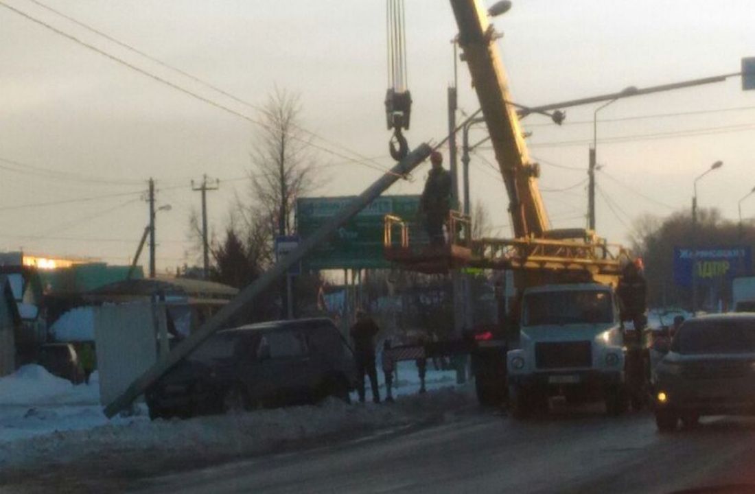 В Пензе на «Ниву» упал столб освещения