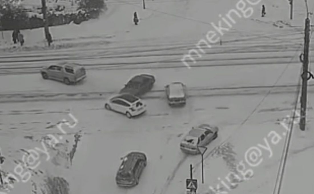 «Бермудский» перекресток в Пензе подстерег две новые аварии. Видео