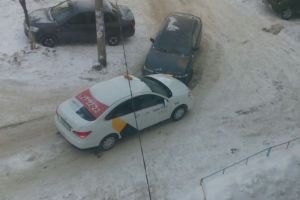 Во дворе пензенского дома машина «Яндекс. Такси» стала участницей ДТП