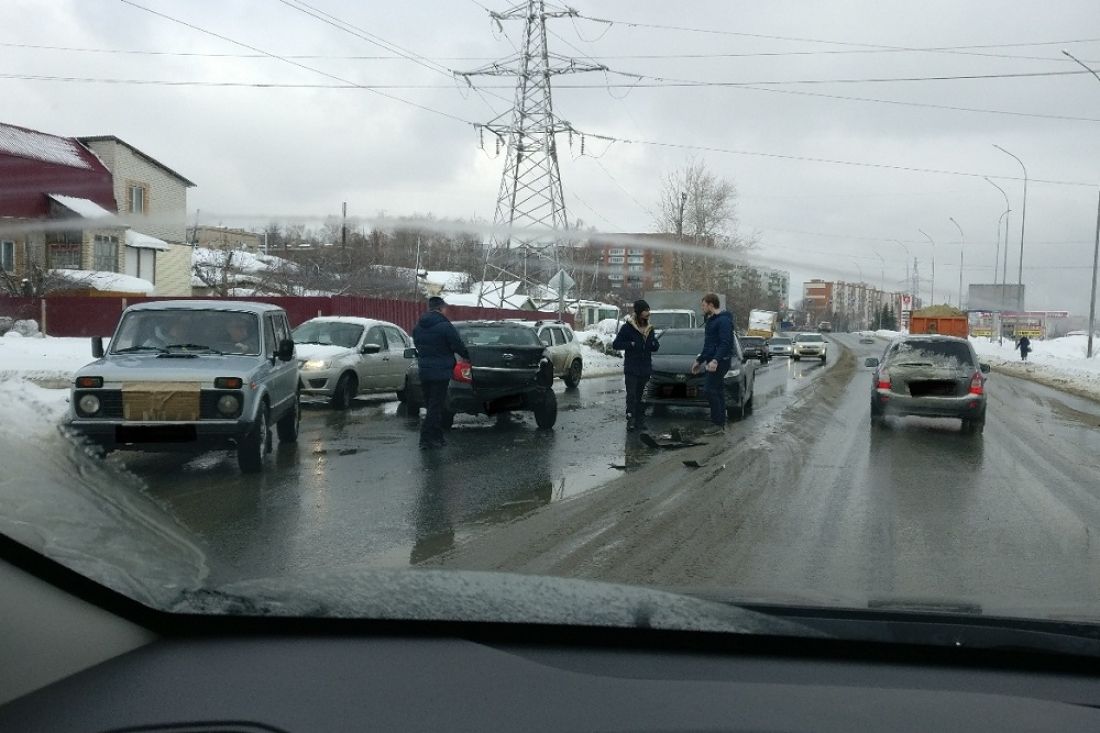В Пензе в результате тройного ДТП машины разлетелись по всей дороге
