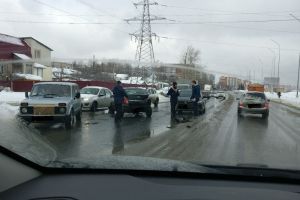 В Пензе в результате тройного ДТП машины разлетелись по всей дороге