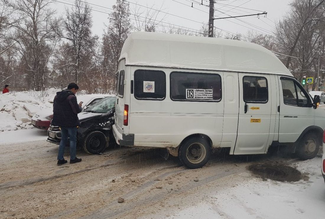 Жесткое столкновение маршрутки и легкового такси привело к остановке движения