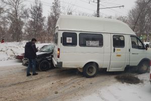 Жесткое столкновение маршрутки и легкового такси привело к остановке движения