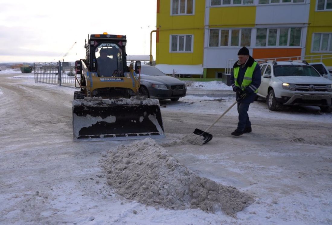 В Спутнике десятки дворников ежедневно выходят на уборку