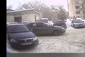 В пензенском дворе машина въехала в другой автомобиль и скрылась с места ДТП. Видео