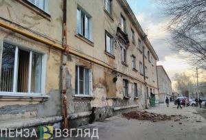 К месту обрушения кирпичной кладки дома на улице Калинина в Пензе прибыли сотрудники Росгвардии