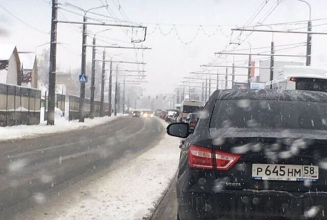 Пенза аварийная. Пробка в Бессоновке. Пробка в Бессоновке Пенза. Пробки Пенза Терновка 3 марта. Причина пробки в Пензе Терновка 30 марта 2021.