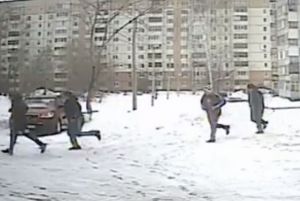 В Пензе на камеру попали охотники за миллионами, избившие мужчину