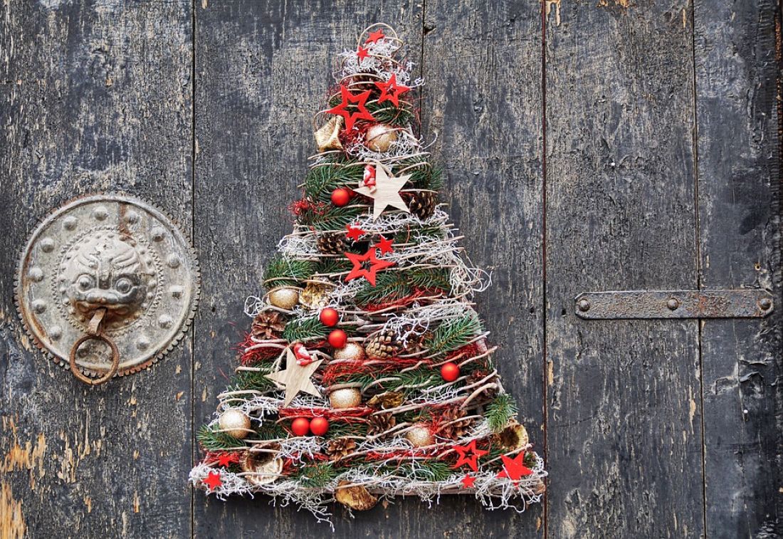 На зависть всем: как украсить новогоднюю елку, чтобы она выглядела более пышной