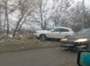 «Первые лихачи уже в сугробах». В Пензе иномарка слетела с дороги