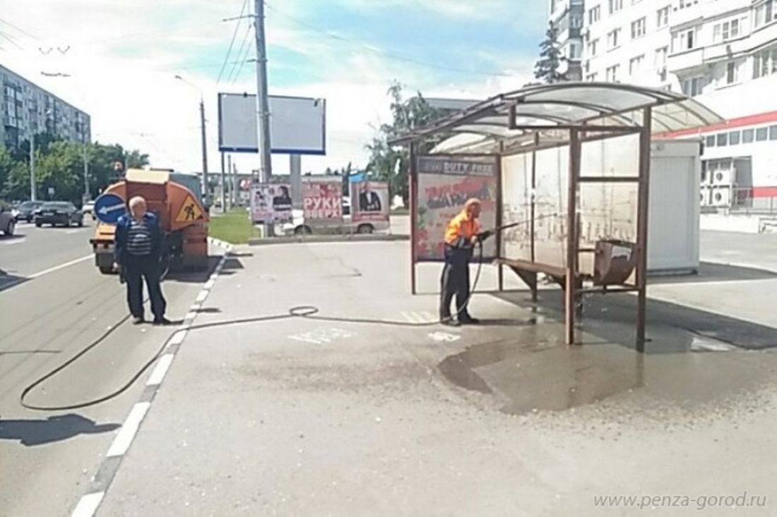 В Пензе помыли остановки общественного транспорта