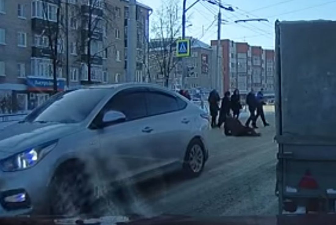 «Железобетонный пешеход». На видео попало, как иномарка в центре Пензы сбивает мужчину