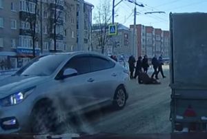 «Железобетонный пешеход». На видео попало, как иномарка в центре Пензы сбивает мужчину