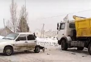 В Пензе на Окружной после жесткой аварии у «Лады» срезало багажник. Видео