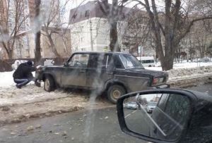 На улице Пушкина в Пензе «ВАЗ» врезался в препятствие
