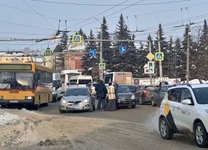 Из-за столкновения двух легковушек в центре Пензы случился дорожный коллапс