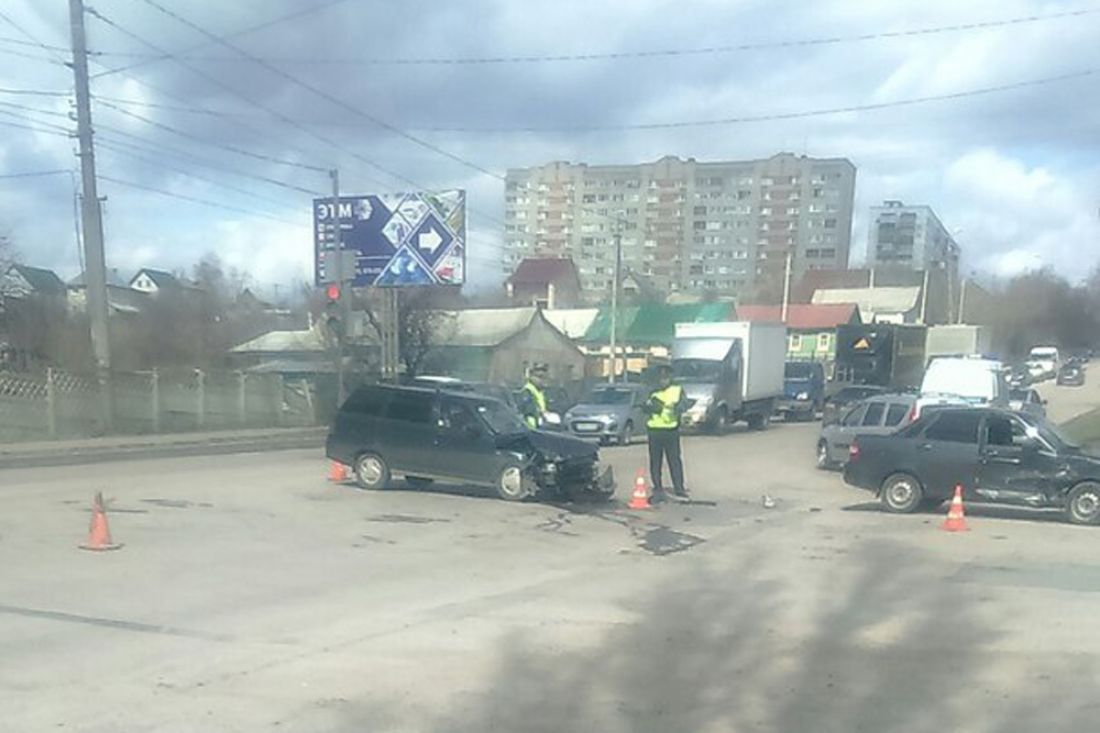 В Пензе на улице Аустрина жестко столкнулись две отечественные машины