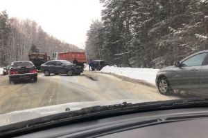 Под Пензой две легковушки попали в жесткое ДТП и перекрыли трассу. Фото и видео