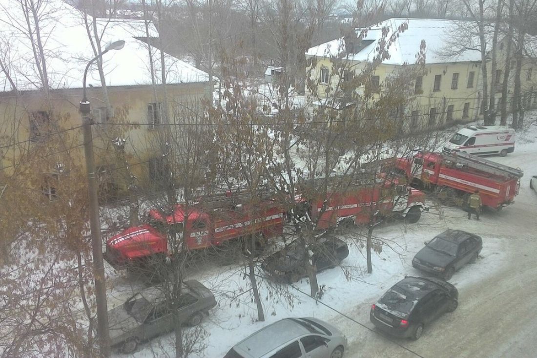 В Пензе на улице Маркина двухэтажный дом загорелся в нескольких местах