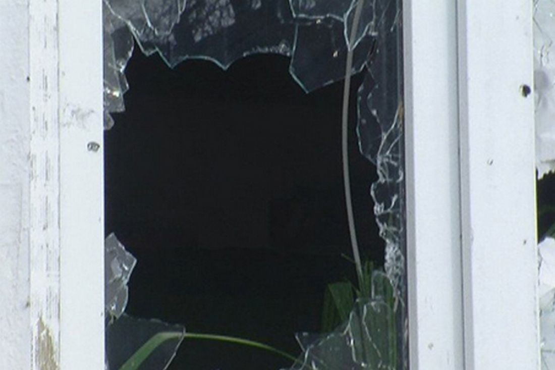 Разбили стекло на двери. Разбитое стекло в окне. Разбитое пластиковое окно. Разбитые стеклопакеты. Разбитое окно в доме.