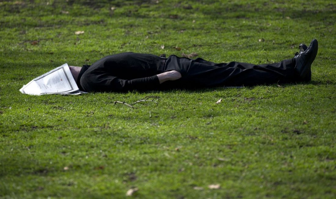 Лежит над человеком. Мужик лежит на траве.
