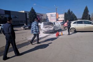 «Что-то под капотом взорвалось». Очевидцы публикуют фото тушения легковушки в Кузнецке