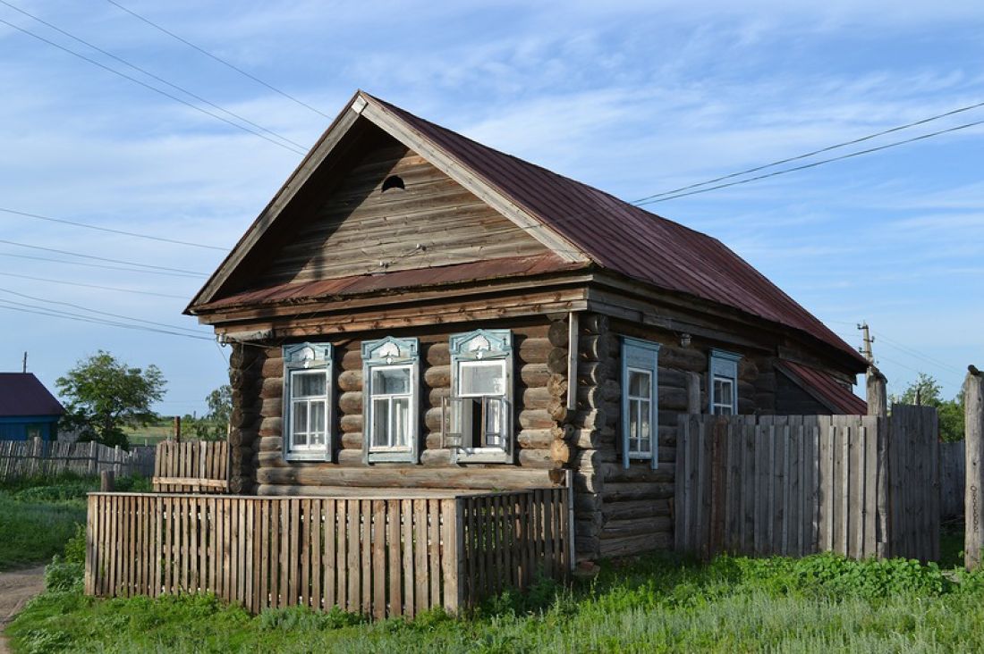 Деревянный домик в деревне