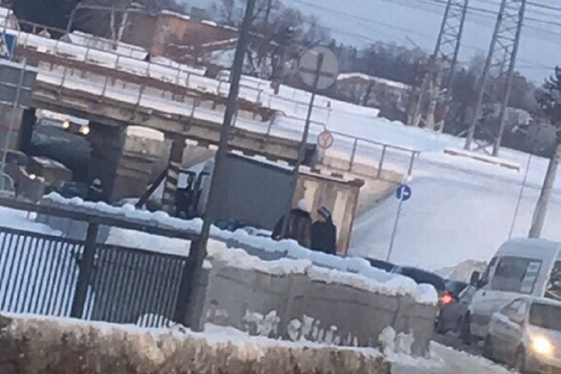 Очередная фура застряла под железнодорожным переездом в Пензе