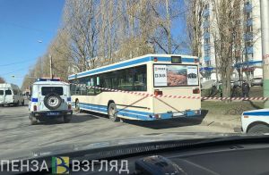 На проспекте Строителей в Пензе из-за подозрительного пакета спецслужбы оцепили автобус