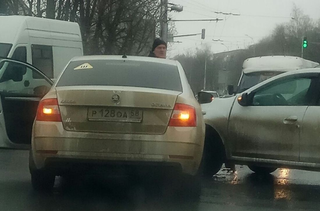 На улице Коммунистической в Пензе произошла серьезная авария. Видео
