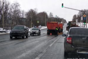 Два грузовика устроили из пензенской улицы песочницу и затруднили проезд
