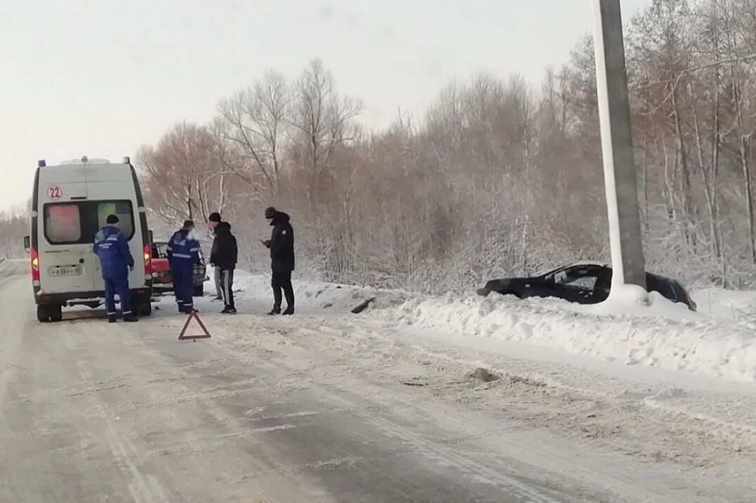 В Пензе «Kalina», столкнувшись с «ВАЗом», вылетела с дороги в сугроб