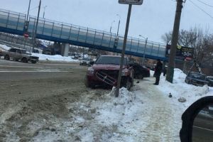 В Пензе после жесткого столкновения развернуло «Dodge»