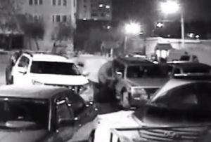 В Пензе мужчина нацарапал на чужой машине ругательства. Видео