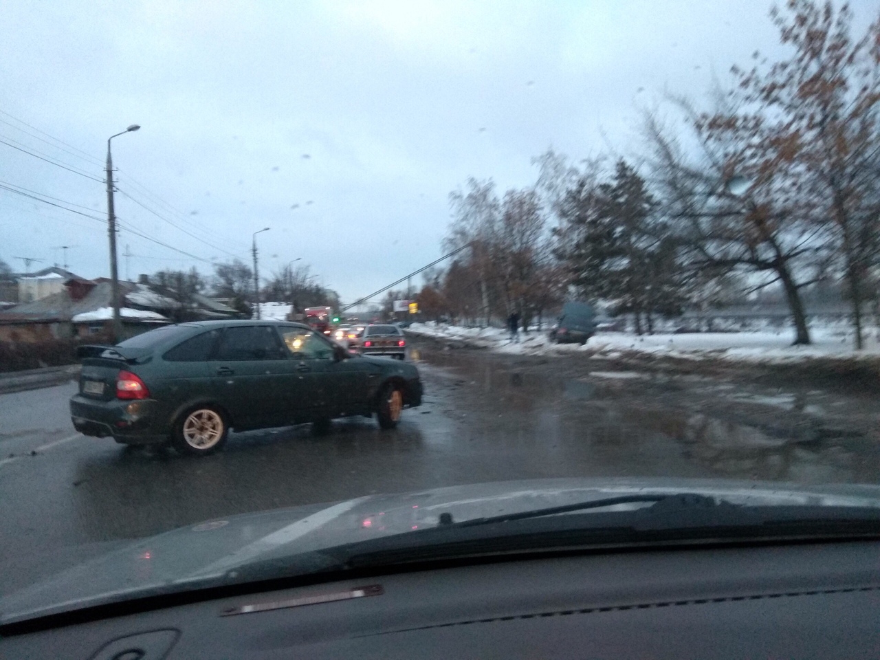 В Пензе одна «Лада Приора» отправила вторую в кювет. Фото