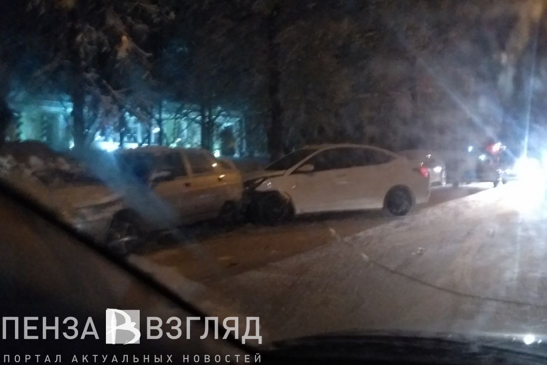 В центре Пензы произошло массовое ДТП с участием трех машин