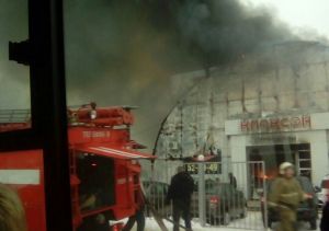Появились эксклюзивные подробности с места пожара в пензенском автосалоне «Клаксон». Видео