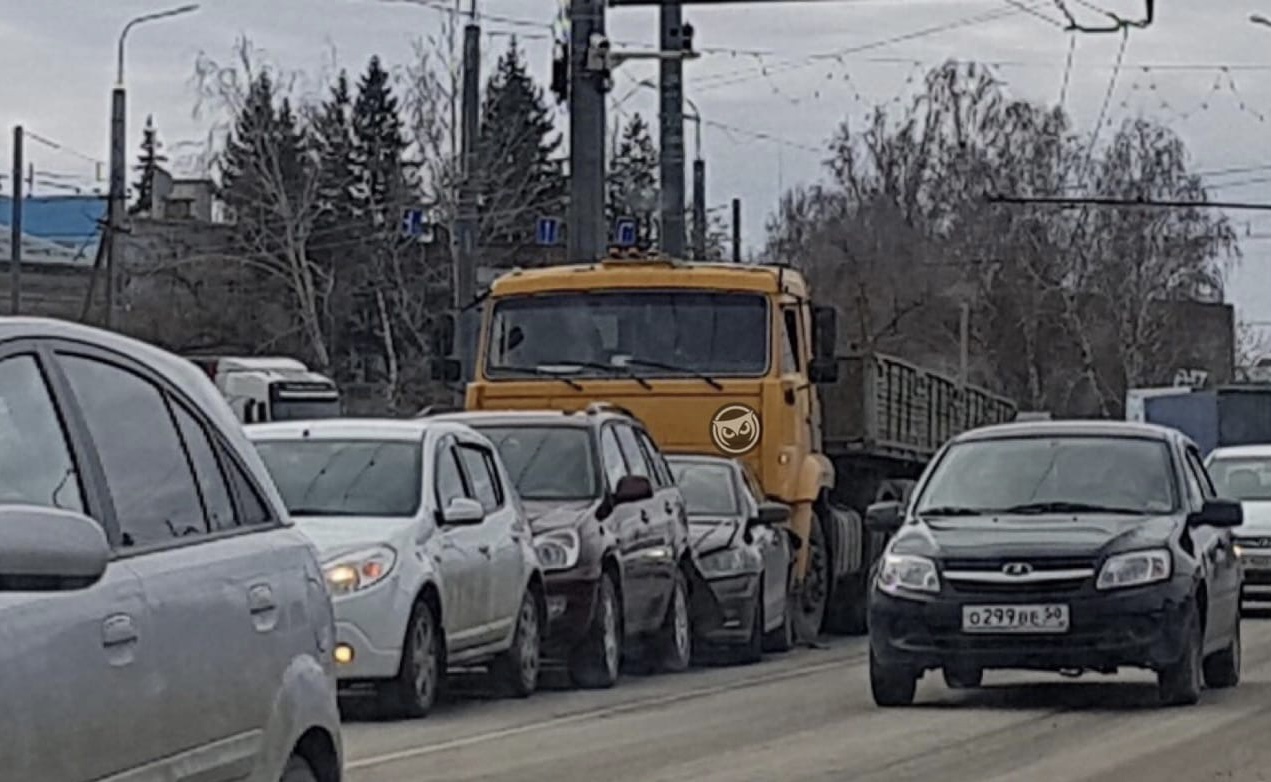 В пензенской Терновке грузовик врезался в легковую машину