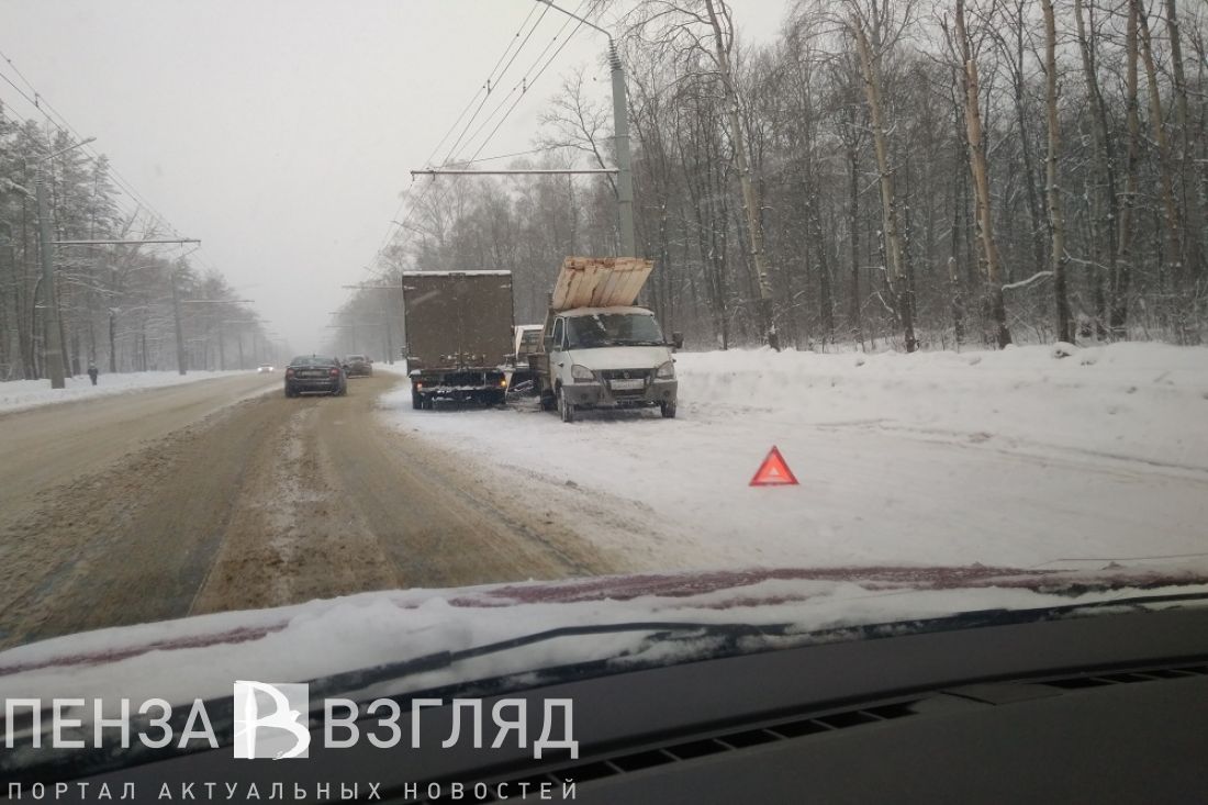 В Пензе на Окружной вынесло на обочину «ГАЗель» с пиломатериами