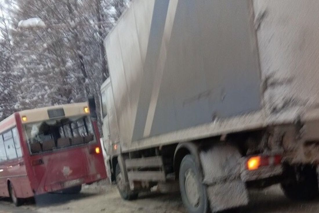 На Западной поляне в Пензе грузовик протаранил автобус