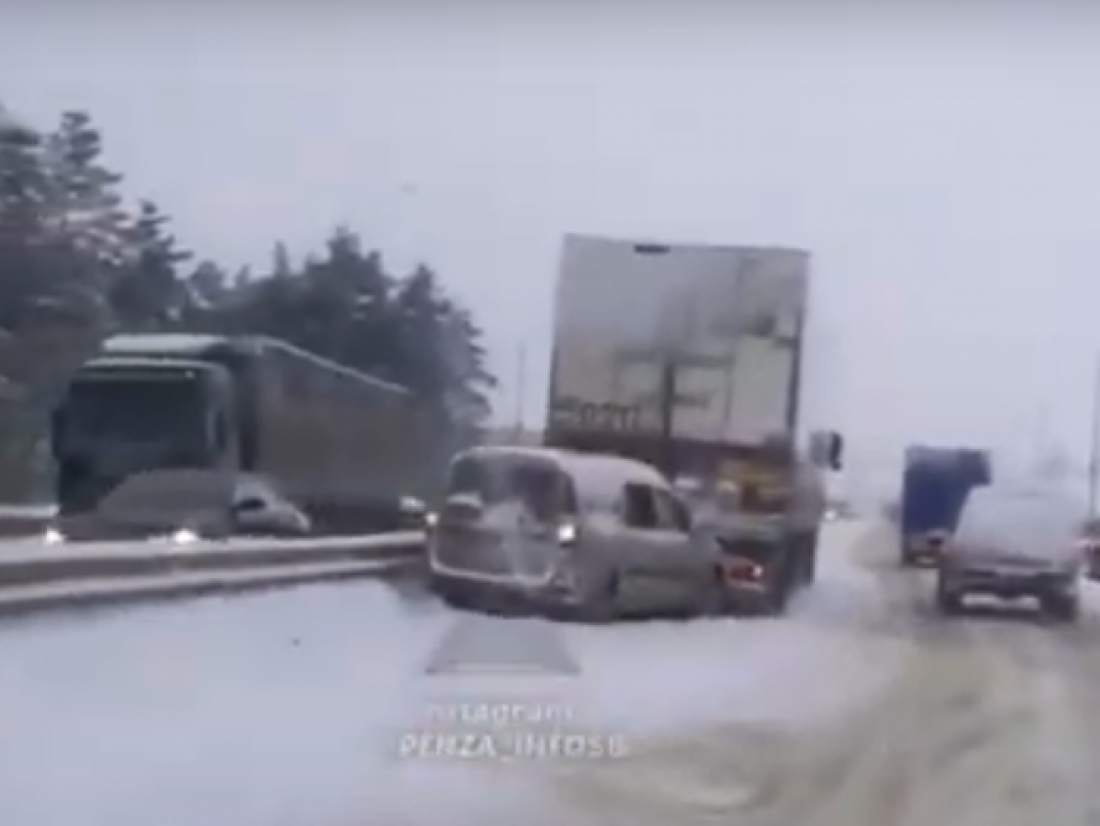 Появилось видео с места массовой аварии около «Золотого петушка» на трассе М-5 в Пензе