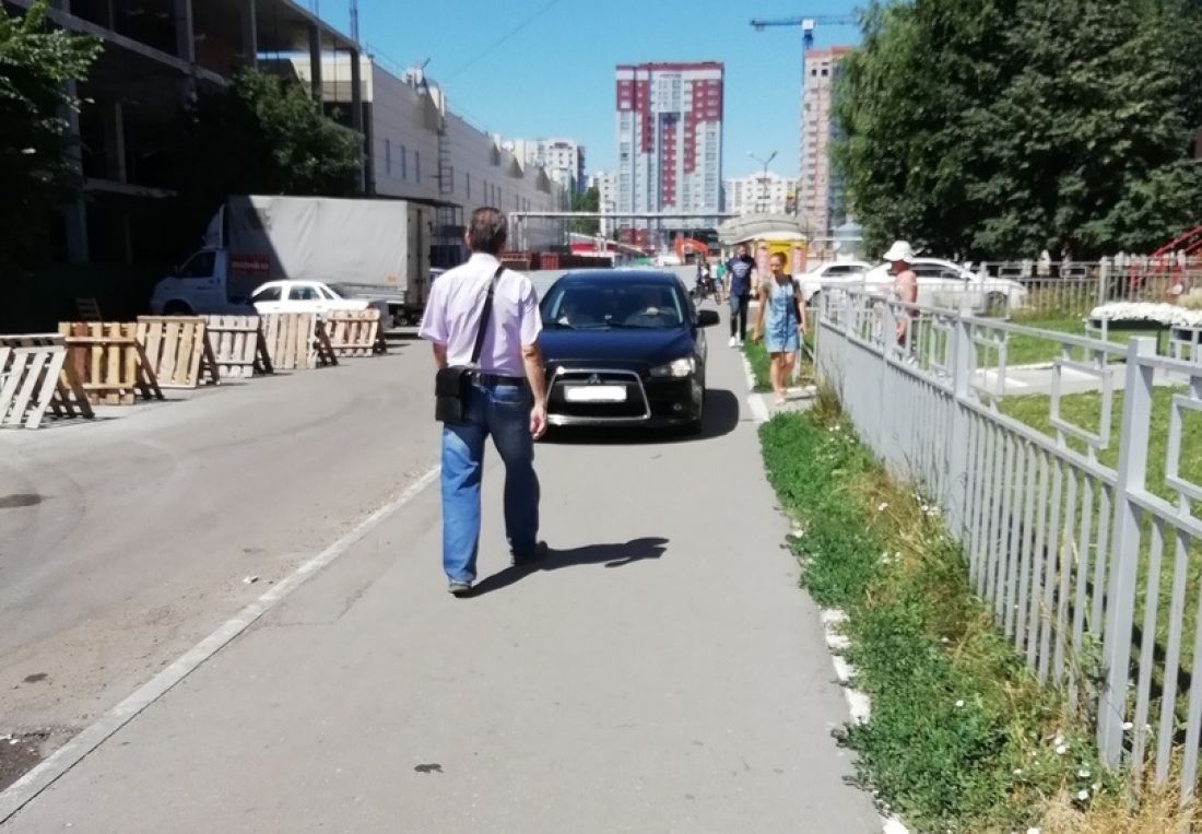 Пенза ехать. Не уступают дорогу на тротуаре. Дио едет по тротуару. Нести доски по тротуару. Мужик с ребенком едет по тротуару на Вольво.