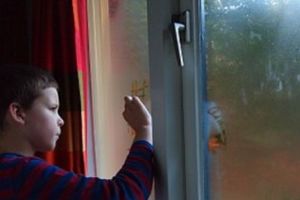 В Пензенской области малыш прогуливался по карнизу за окном