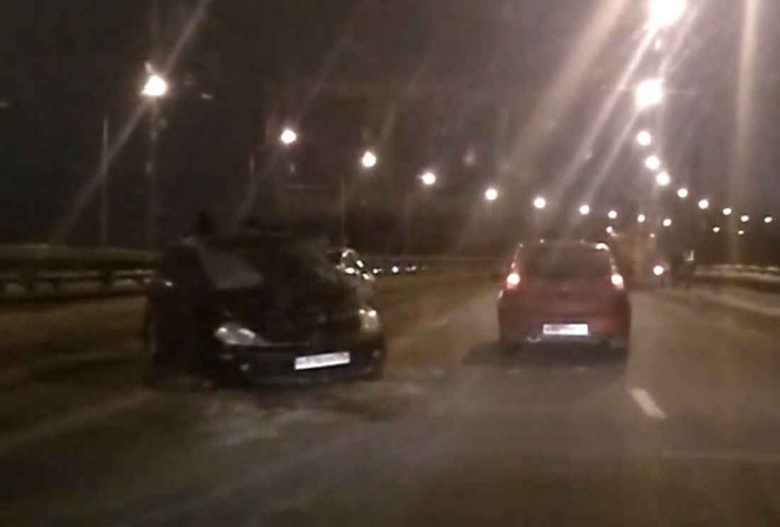 На видео попал момент столкновения иномарки и спецтехники на Арбековском путепроводе в Пензе